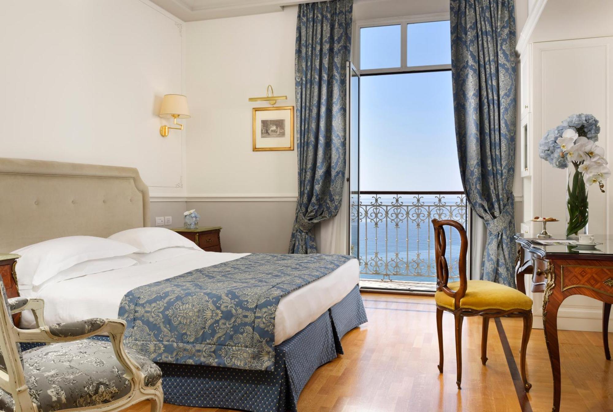 Royal Hotel Sanremo Bagian luar foto A room at the hotel