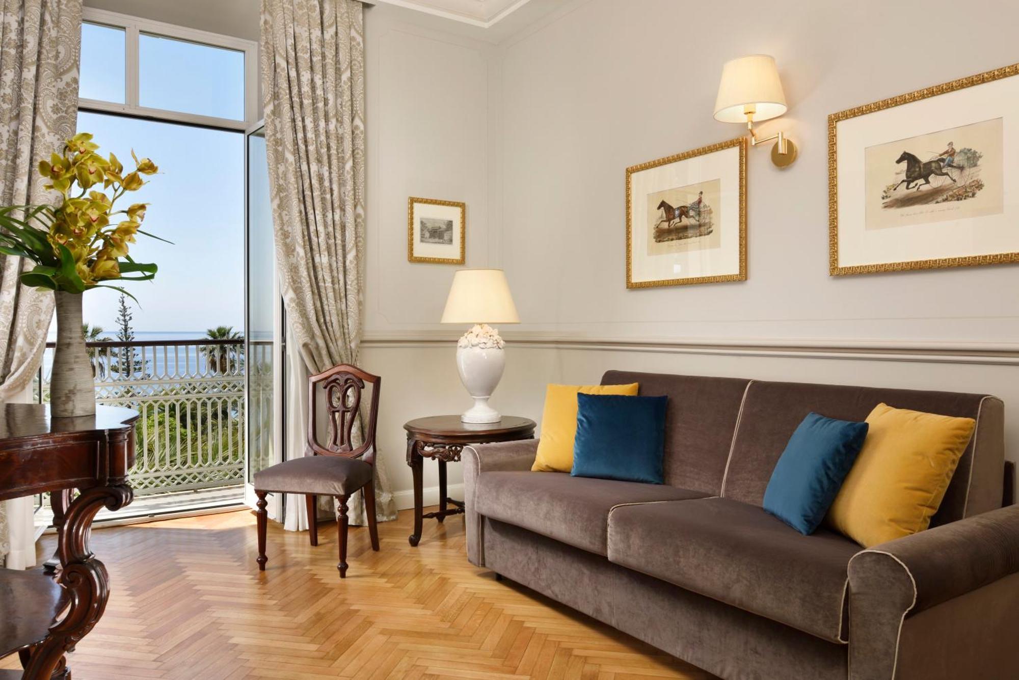 Royal Hotel Sanremo Bagian luar foto A living room at the hotel