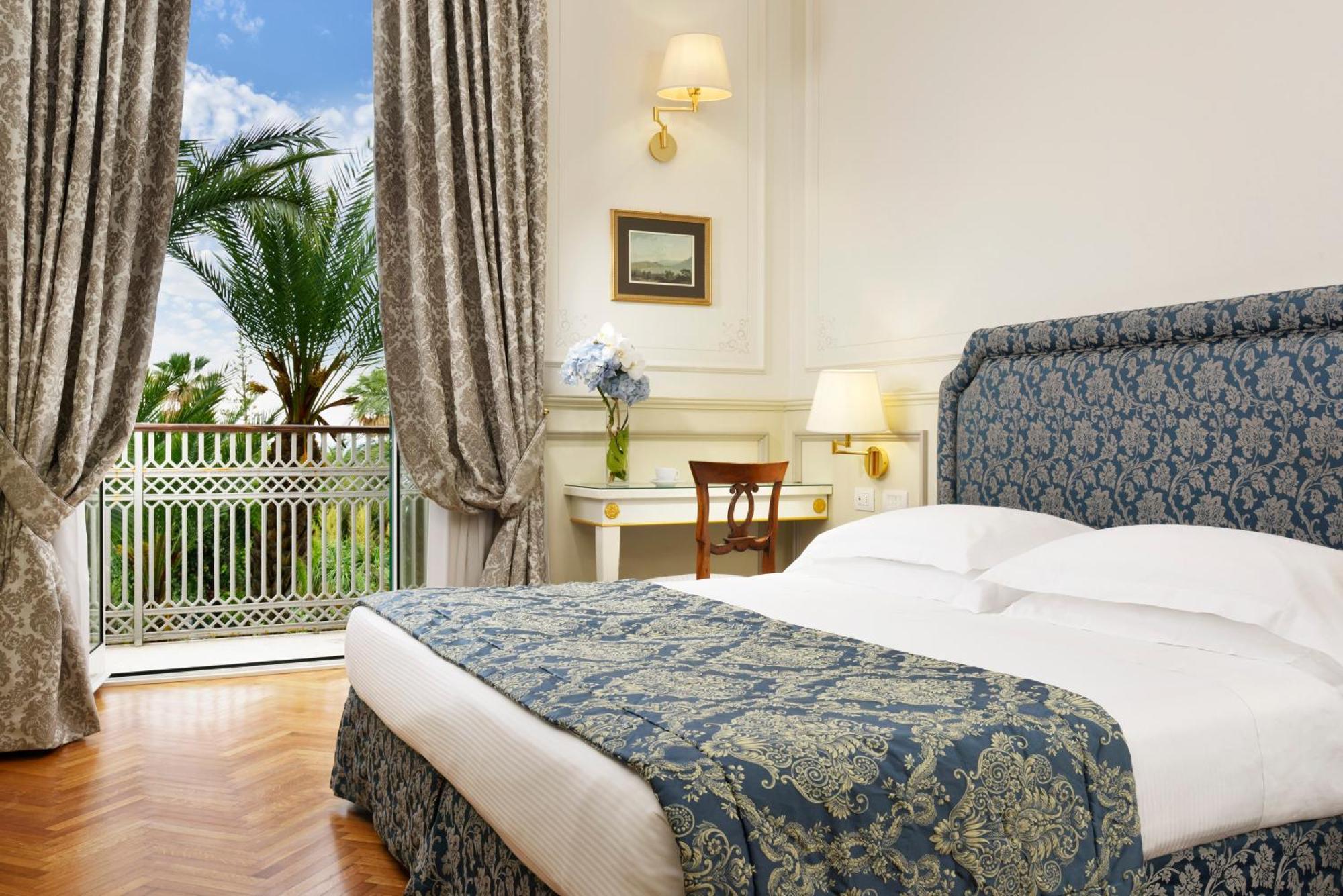 Royal Hotel Sanremo Bagian luar foto A room at the hotel