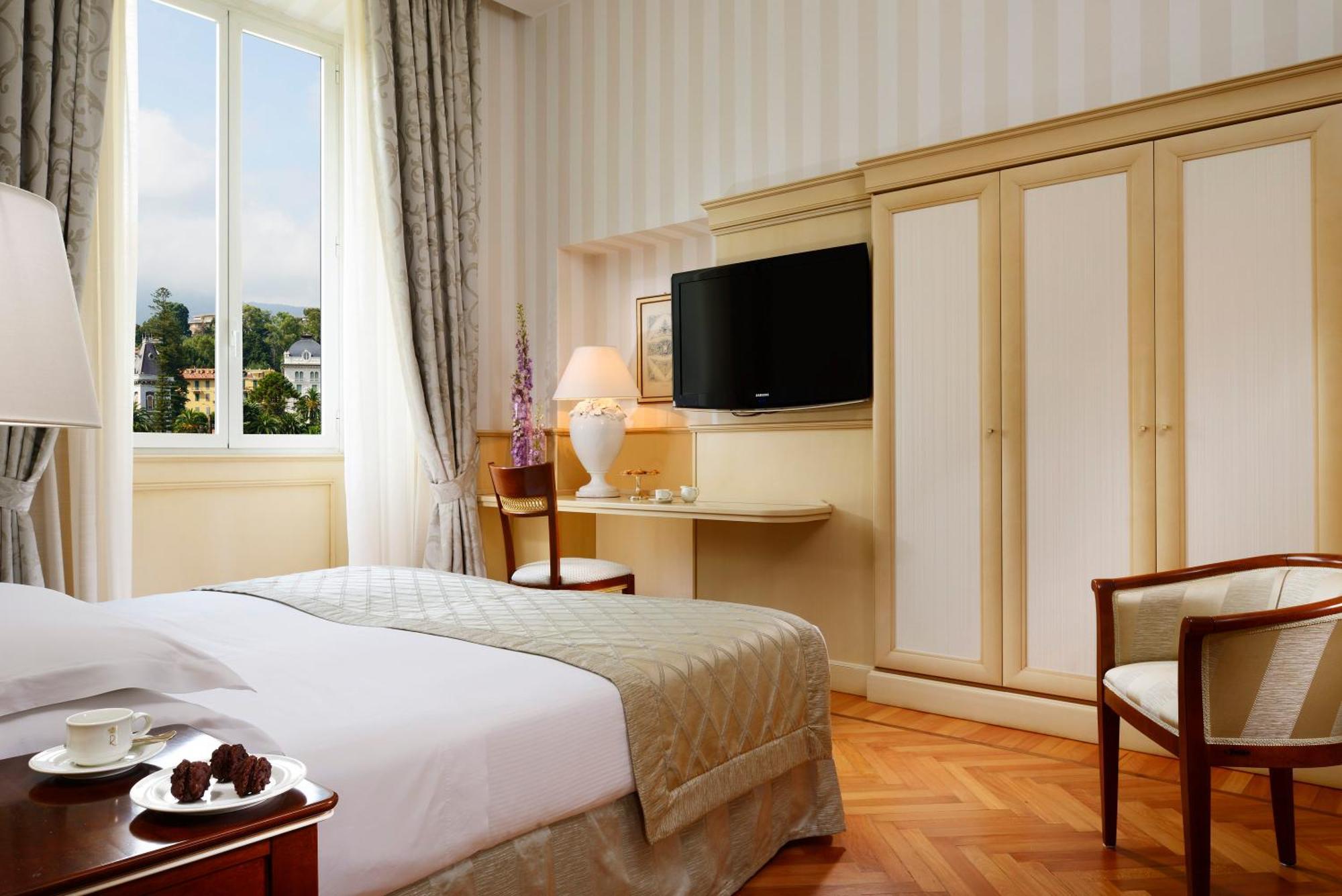 Royal Hotel Sanremo Bagian luar foto A room at the hotel