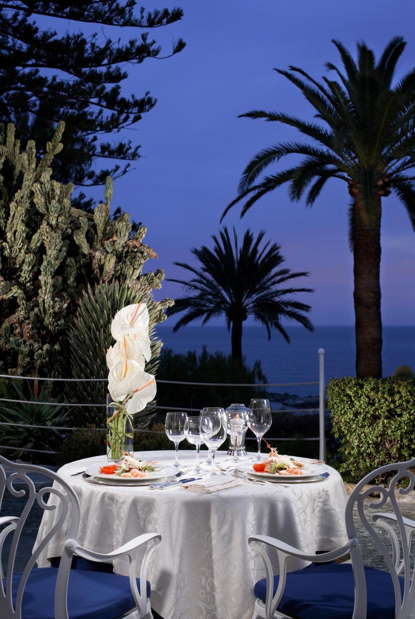 Royal Hotel Sanremo Restoran foto The hotel's terrace