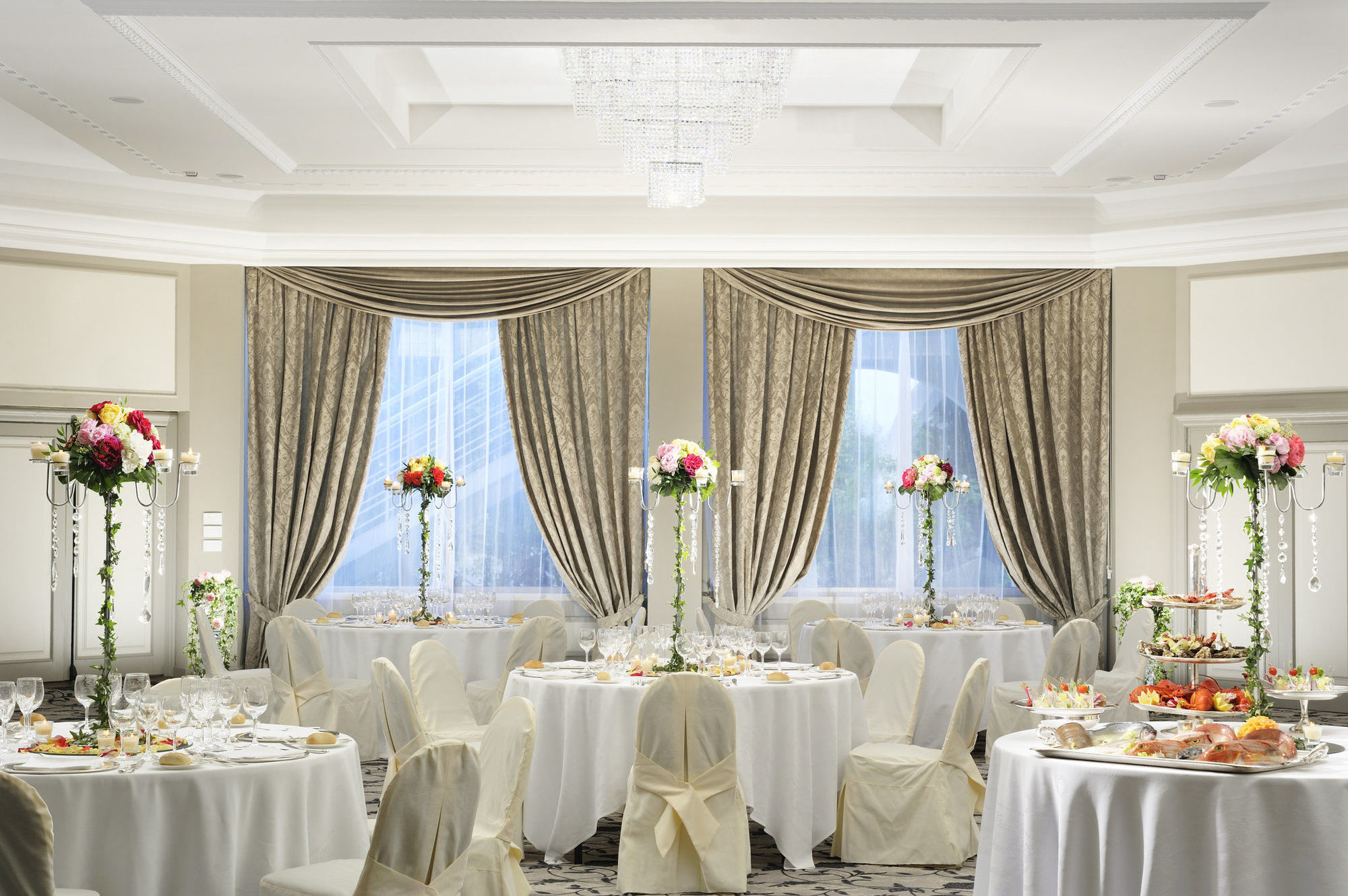 Royal Hotel Sanremo Restoran foto The ballroom at the hotel