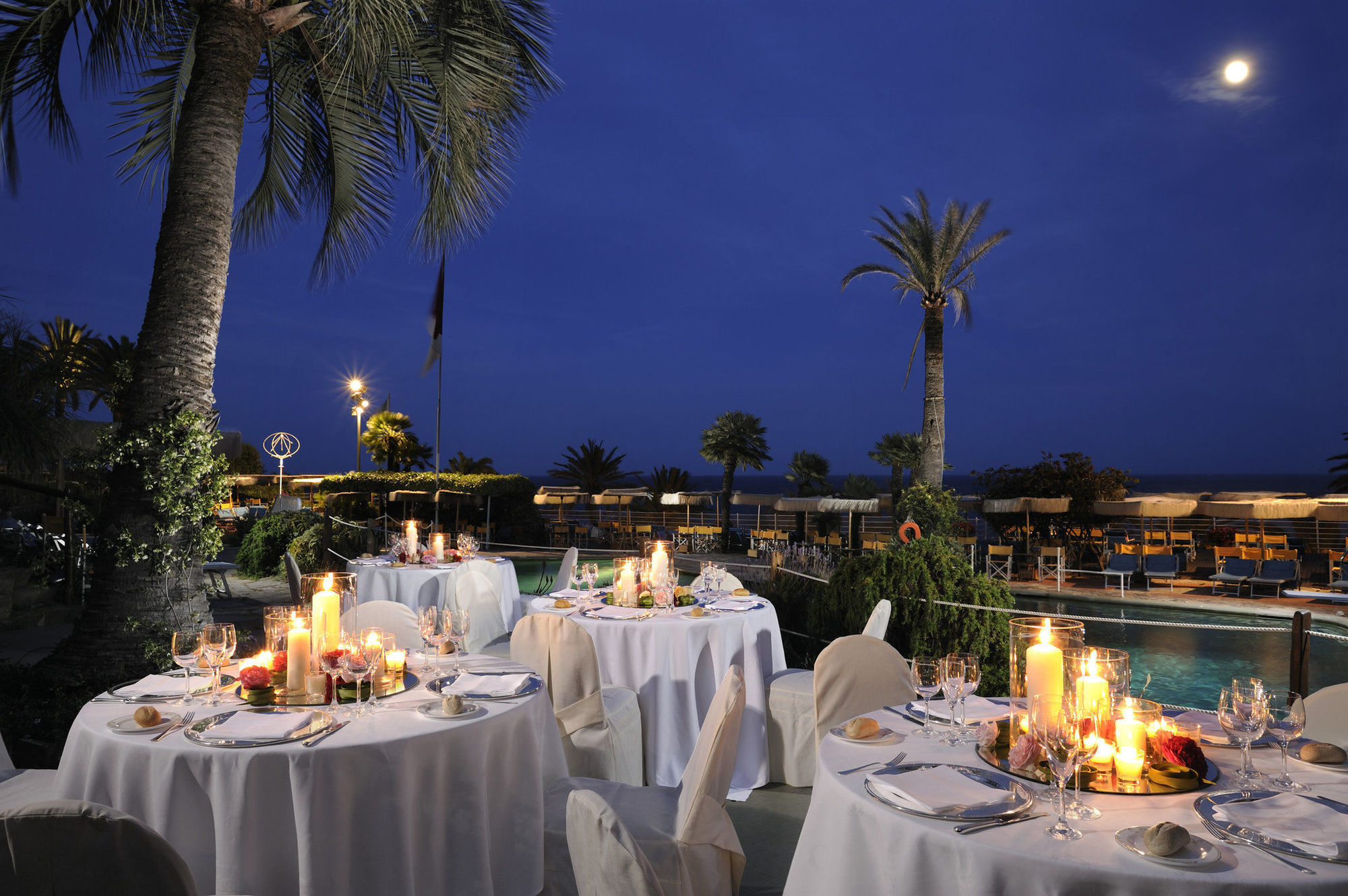 Royal Hotel Sanremo Restoran foto The resort at night