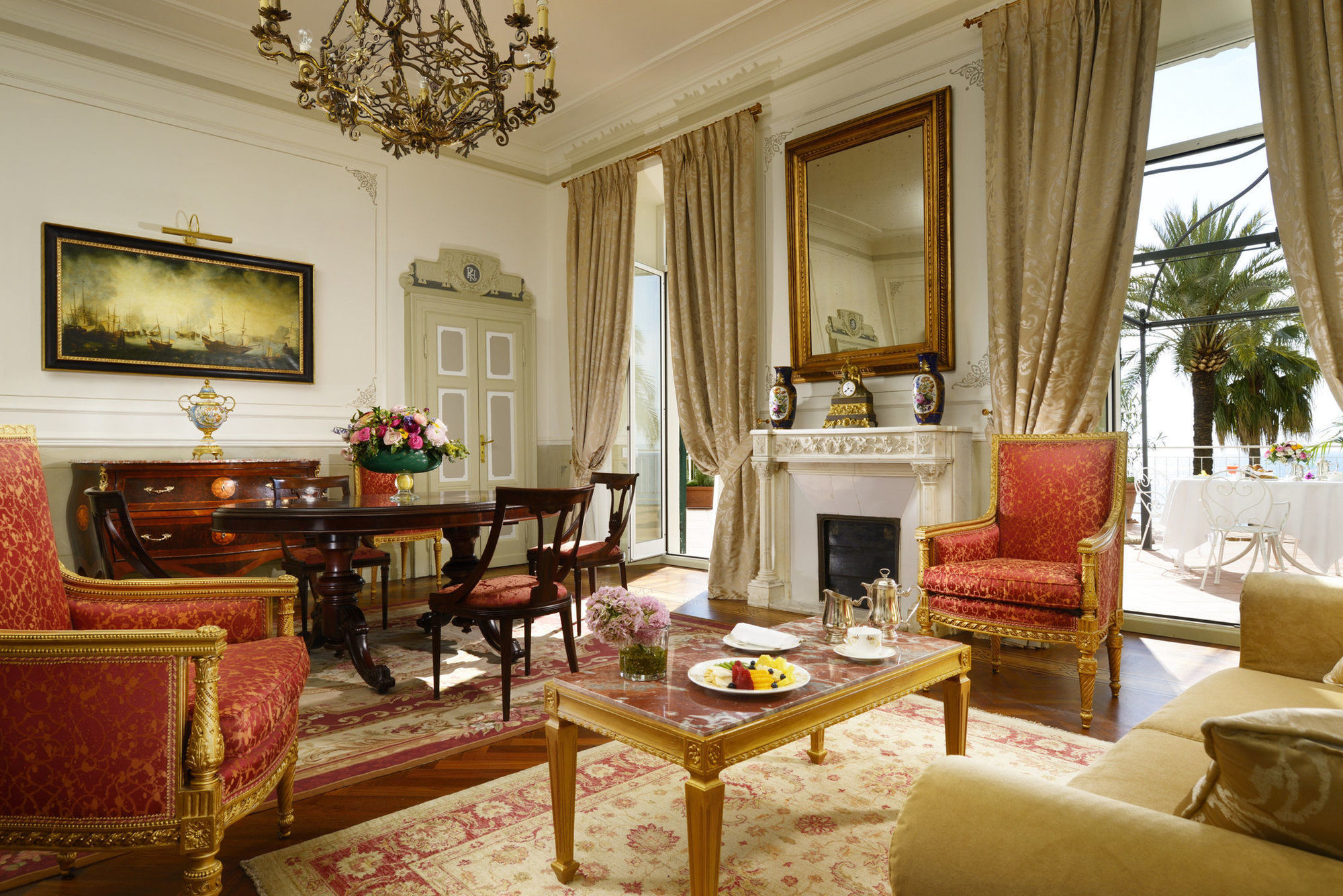 Royal Hotel Sanremo Bagian luar foto A suite at the Hotel Excelsior