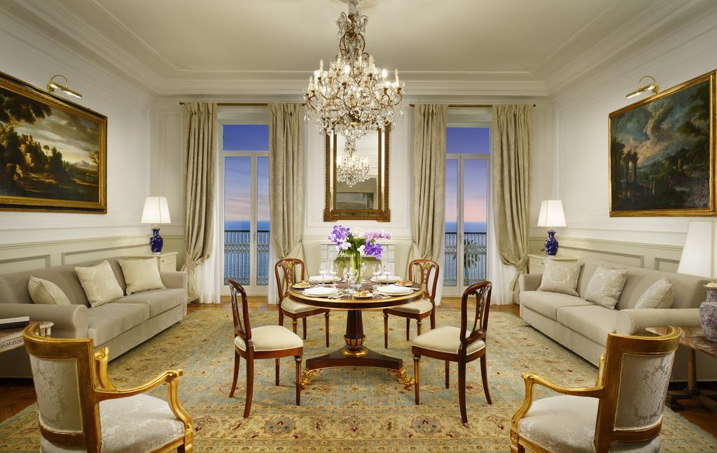 Royal Hotel Sanremo Bagian luar foto A living room