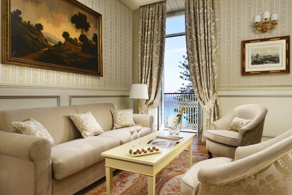 Royal Hotel Sanremo Bagian luar foto A living room