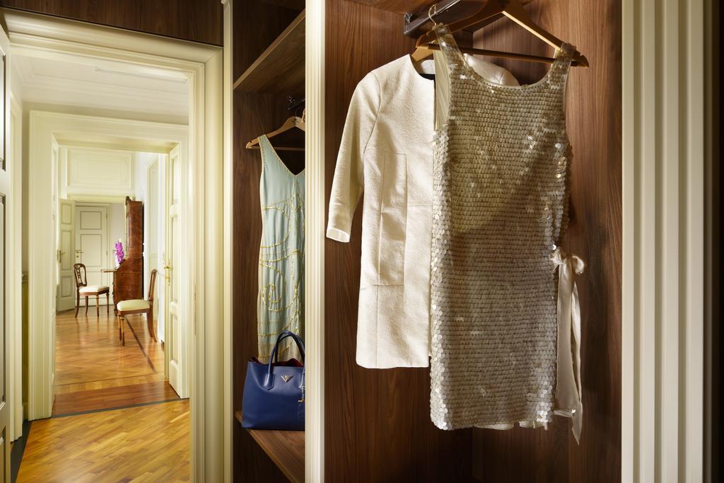Royal Hotel Sanremo Bagian luar foto A wardrobe
